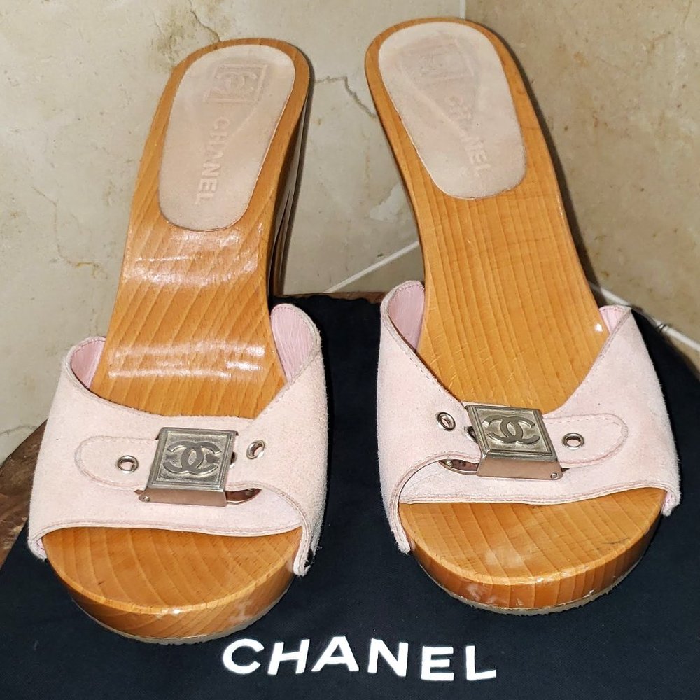 CHANEL Pale Pink Leather "CC" Logo Mules Sandals